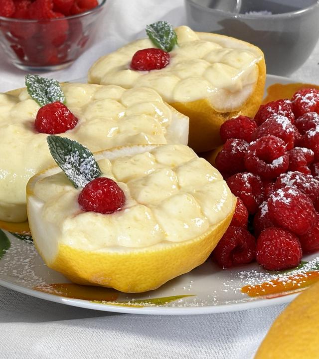 Zitronencreme mit Minz-Sirup und Himbeeren