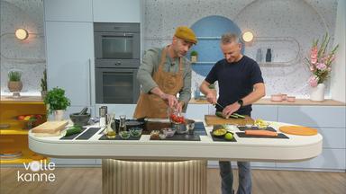 Grill-Rezept: Zitronenpfeffer-Lachs mit Tomaten und Avocado