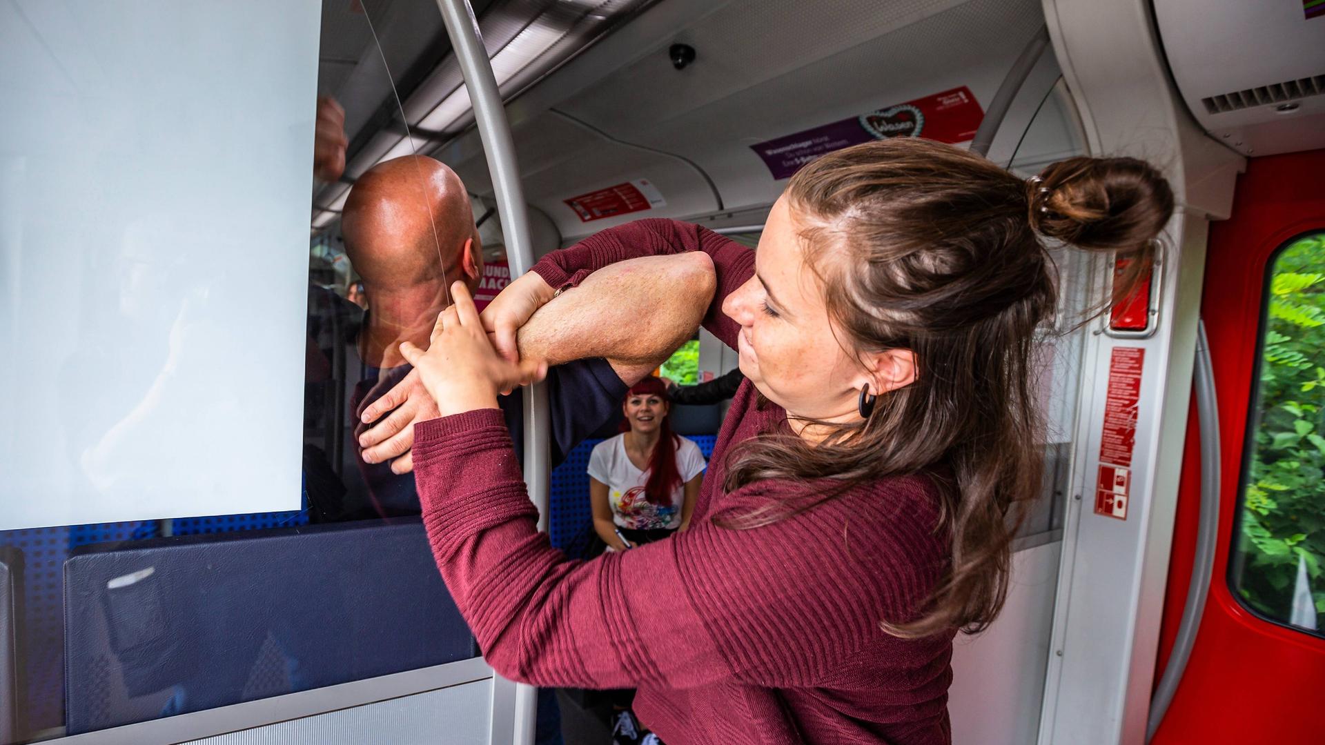 Workshops mit dem Titel: Sicher.Unterwegs - Frauen im ÖPNV für Frauen und Mädchen ab 16 Jahren 