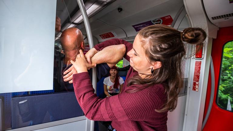 Workshops mit dem Titel: Sicher.Unterwegs - Frauen im ÖPNV für Frauen und Mädchen ab 16 Jahren 