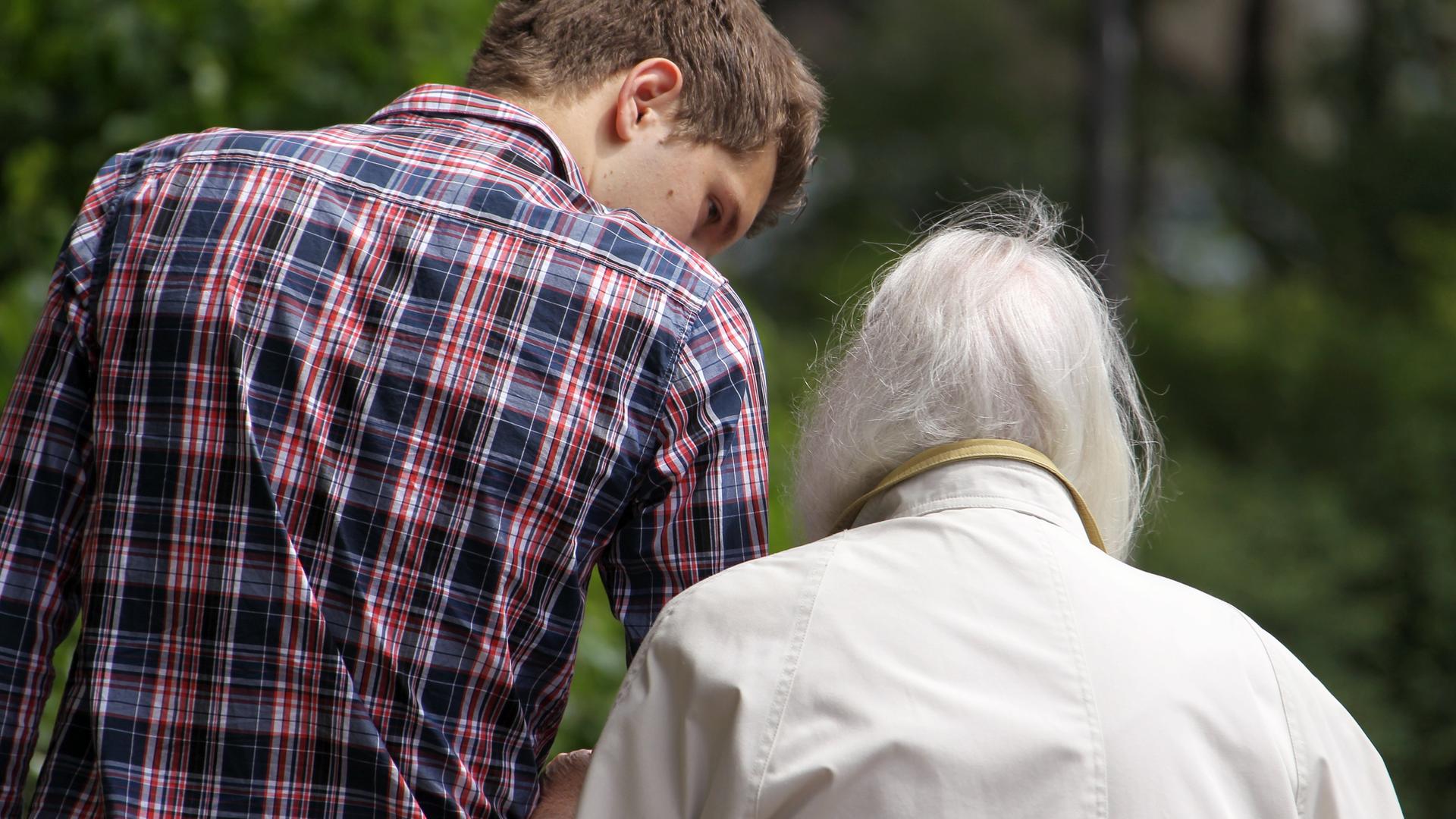 Archivbild: Ein Zivildienstleistender begleitet eine alte Frau. 