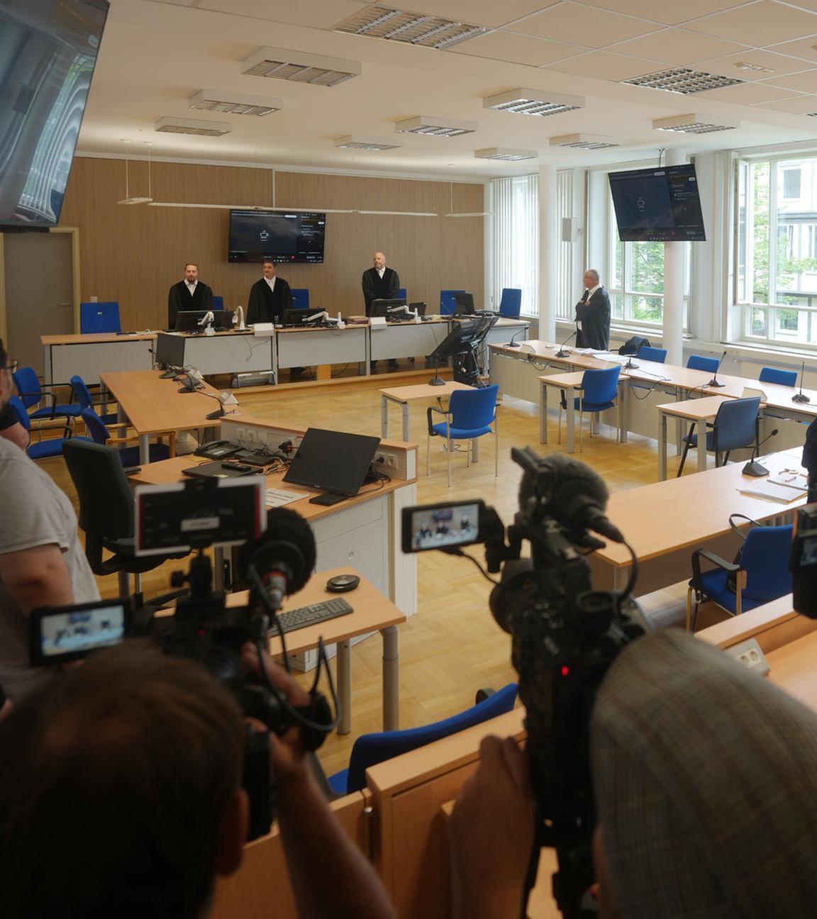 Journalisten beobachten den Auftakt der Güteverhandlung im Zivilprozess um den Tod der zwölfjährigen Luise.
