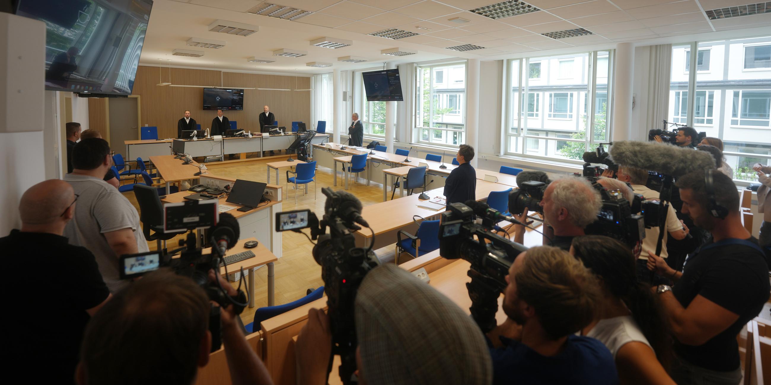 Journalisten beobachten den Auftakt der Güteverhandlung im Zivilprozess um den Tod der zwölfjährigen Luise.