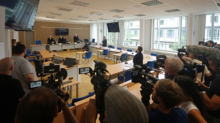 Journalisten beobachten den Auftakt der Güteverhandlung im Zivilprozess um den Tod der zwölfjährigen Luise.