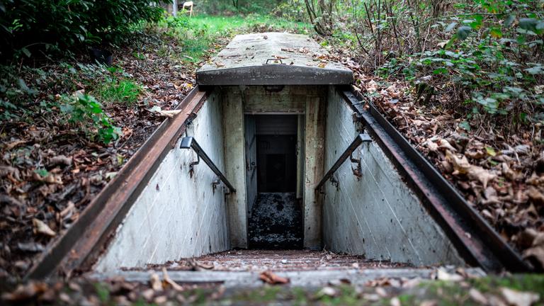 Ein Zugang zu einem ehemaligen Atomschutzbunker im Wald