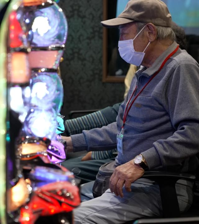 Senioren spielen in einem Casino speziell nur für sie.