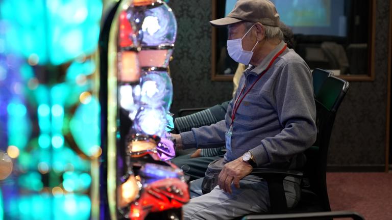 Senioren spielen in einem Casino speziell nur für sie.