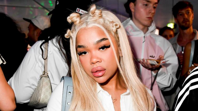 Zoe Wees bei der Show im Ring zu Gast bei der A BOUT YOU Fashionmania by AYFW in der Uber Eats Music Hall am 25. April 2025 in Berlin.