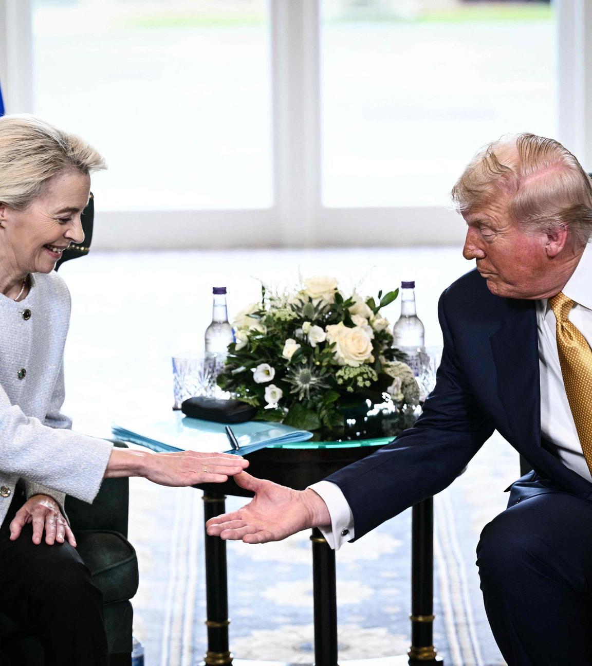 Donald Trump und Ursula von der Leyen geben sich die Hand.