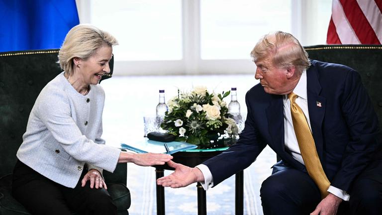Donald Trump und Ursula von der Leyen geben sich die Hand.