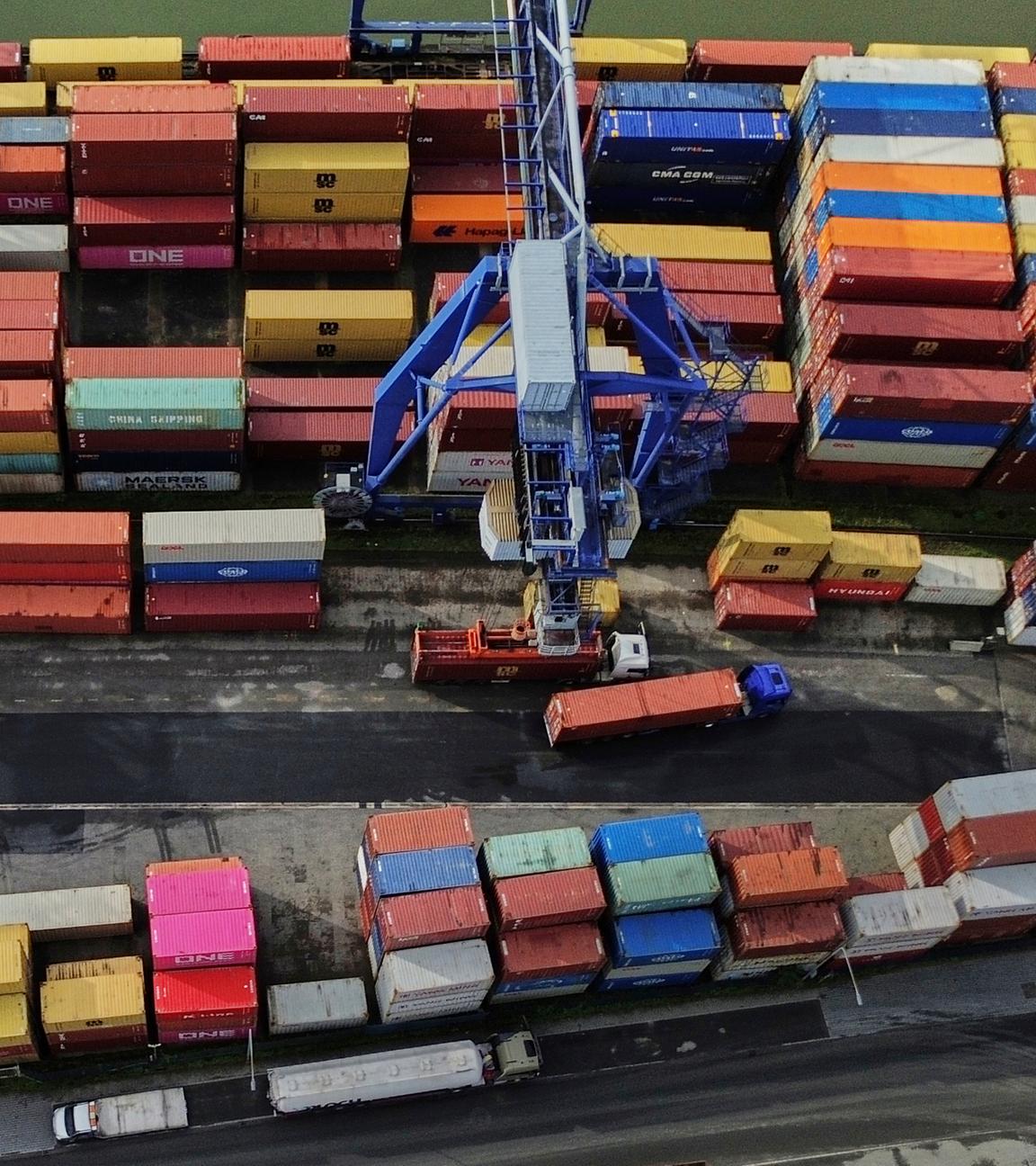Container an einem Frachtterminal in Frankfurt.