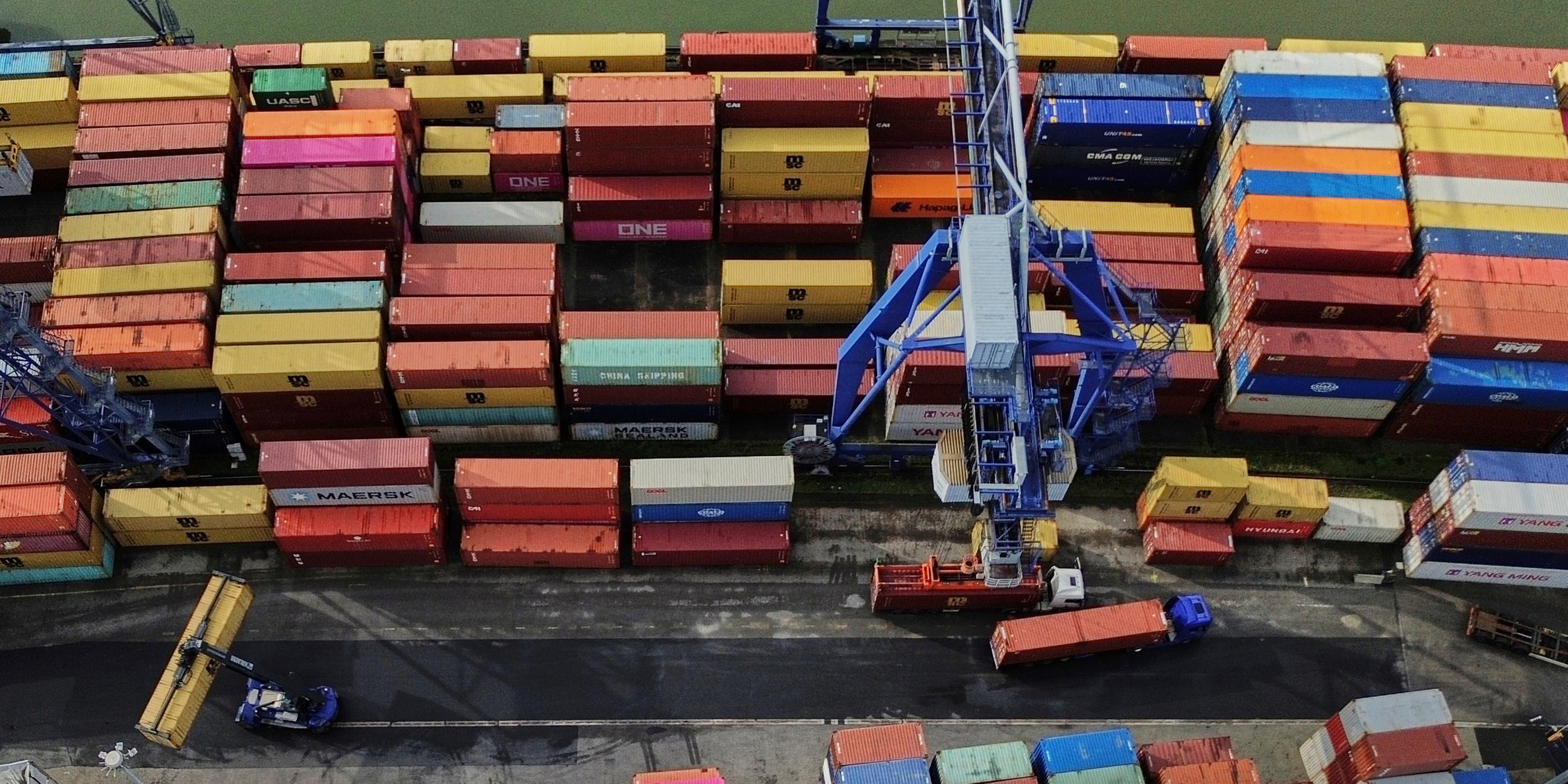 Container an einem Frachtterminal in Frankfurt.