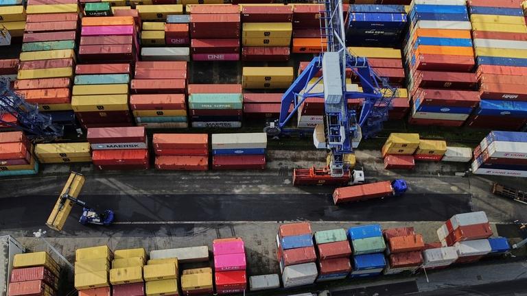 Container an einem Frachtterminal in Frankfurt.