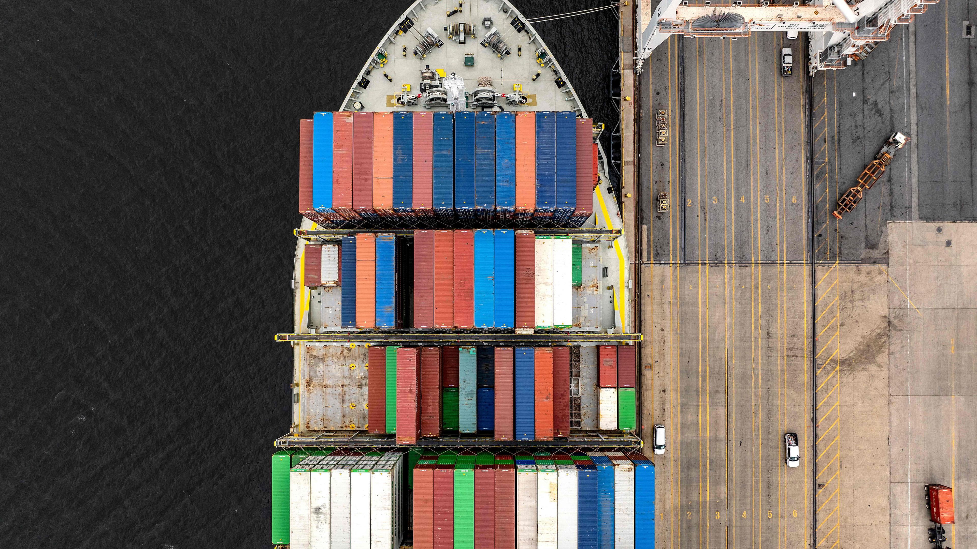 Symbolbild: Ein Frachtschiff mit Schiffscontainern liegt am 10. April 2025 im Hafen von Baltimore, Maryland, am Pier fest. 