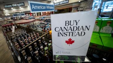 Kanada, Vancouver: Ein Schild steht vor der Abteilung für amerikanischen Whiskey in einem Spirituosengeschäft, nachdem die meistverkauften amerikanischen Produkte aus den Regalen entfernt wurden. 