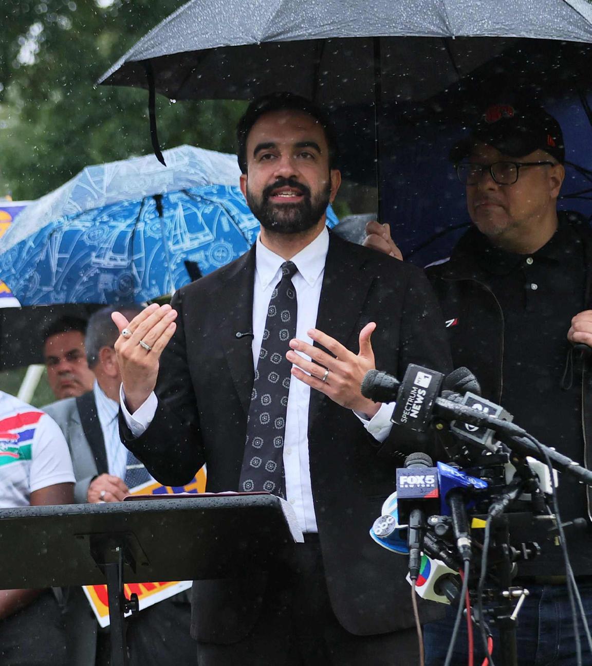 Der New Yorker Bürgermeisterkandidat Zohran Mamdani spricht am 10. September 2025 während einer Pressekonferenz im St. James Park im Stadtteil Bronx, New York City.