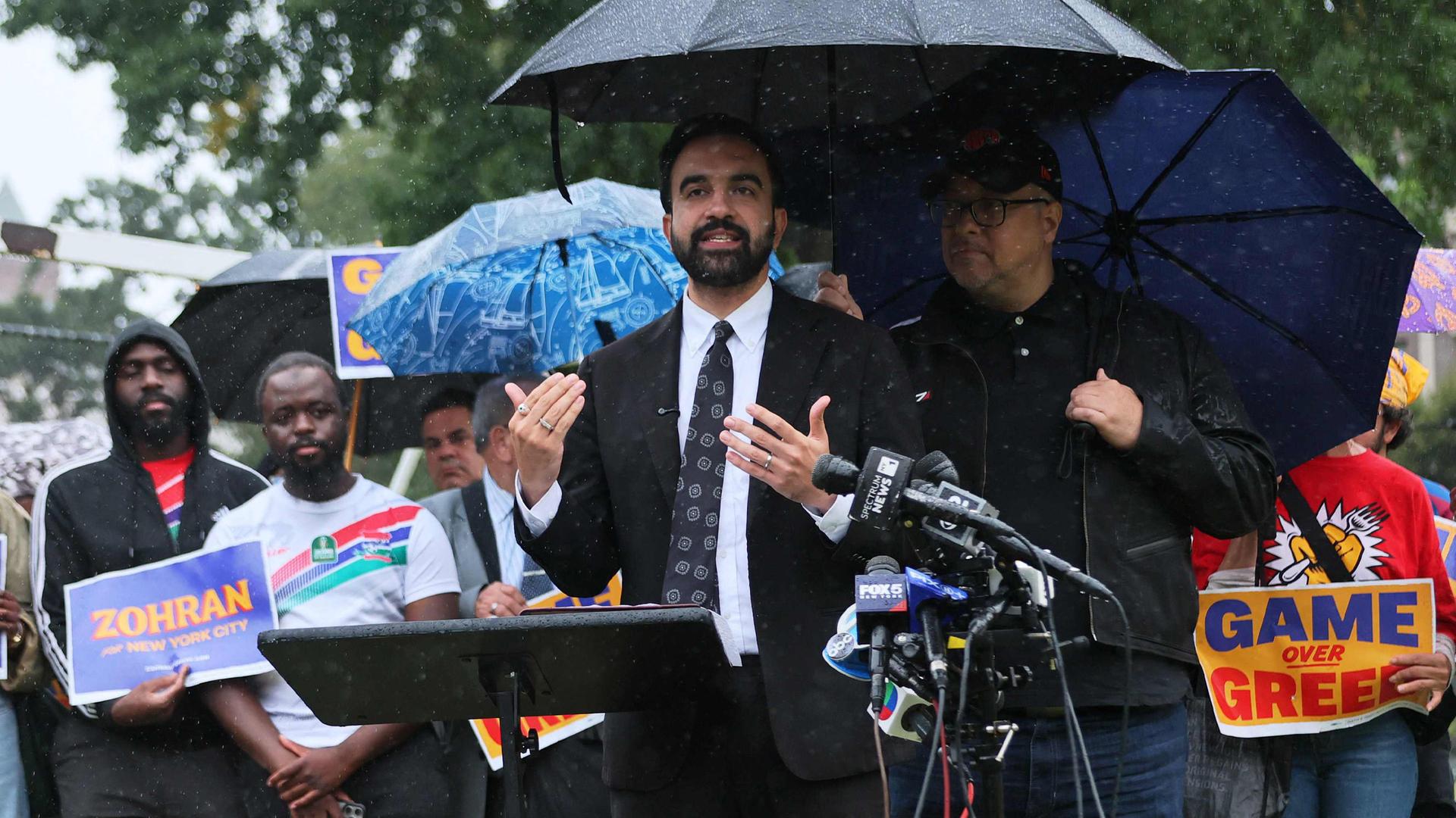 Der New Yorker Bürgermeisterkandidat Zohran Mamdani spricht am 10. September 2025 während einer Pressekonferenz im St. James Park im Stadtteil Bronx, New York City.