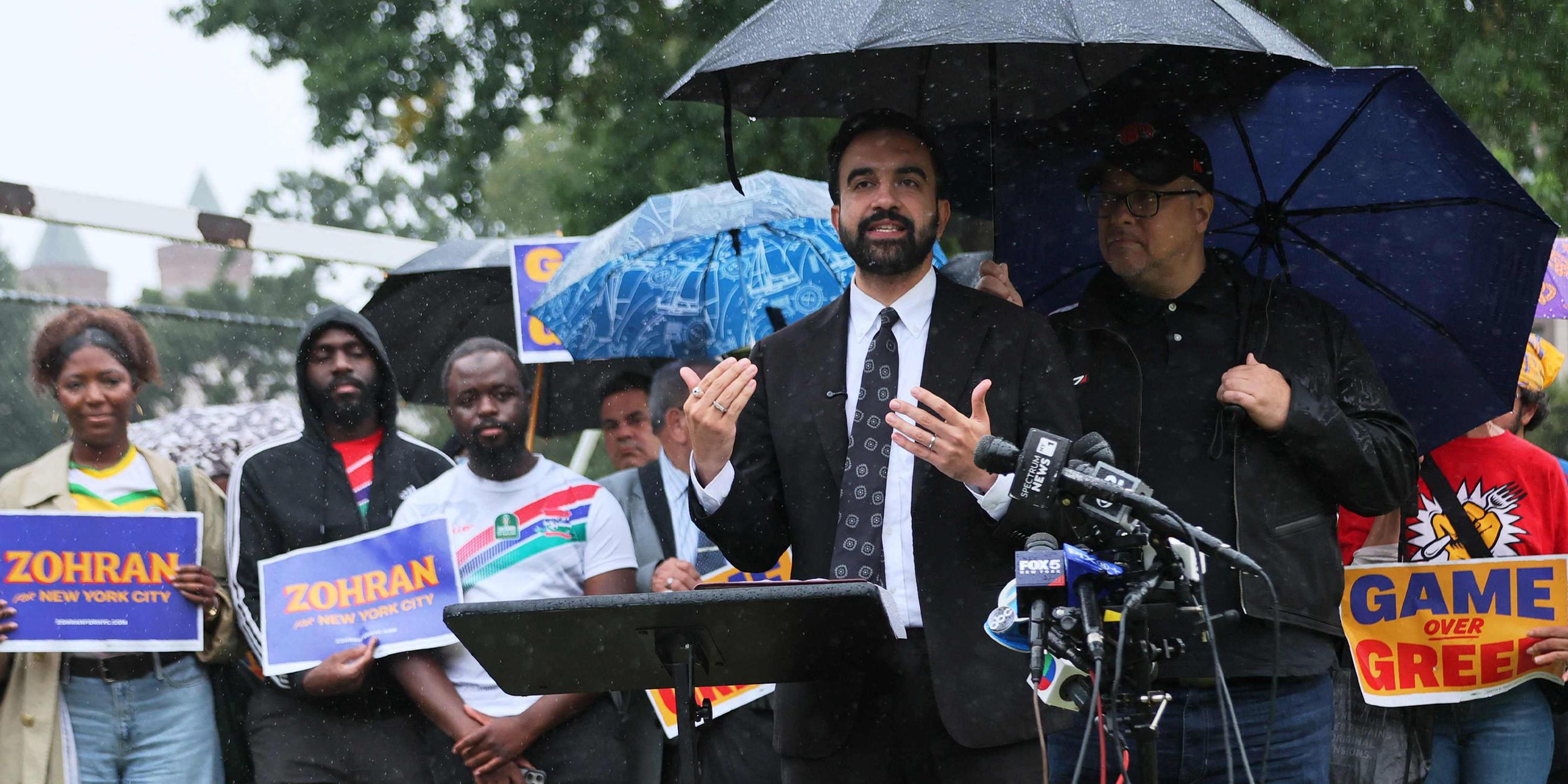 Der New Yorker Bürgermeisterkandidat Zohran Mamdani spricht am 10. September 2025 während einer Pressekonferenz im St. James Park im Stadtteil Bronx, New York City.