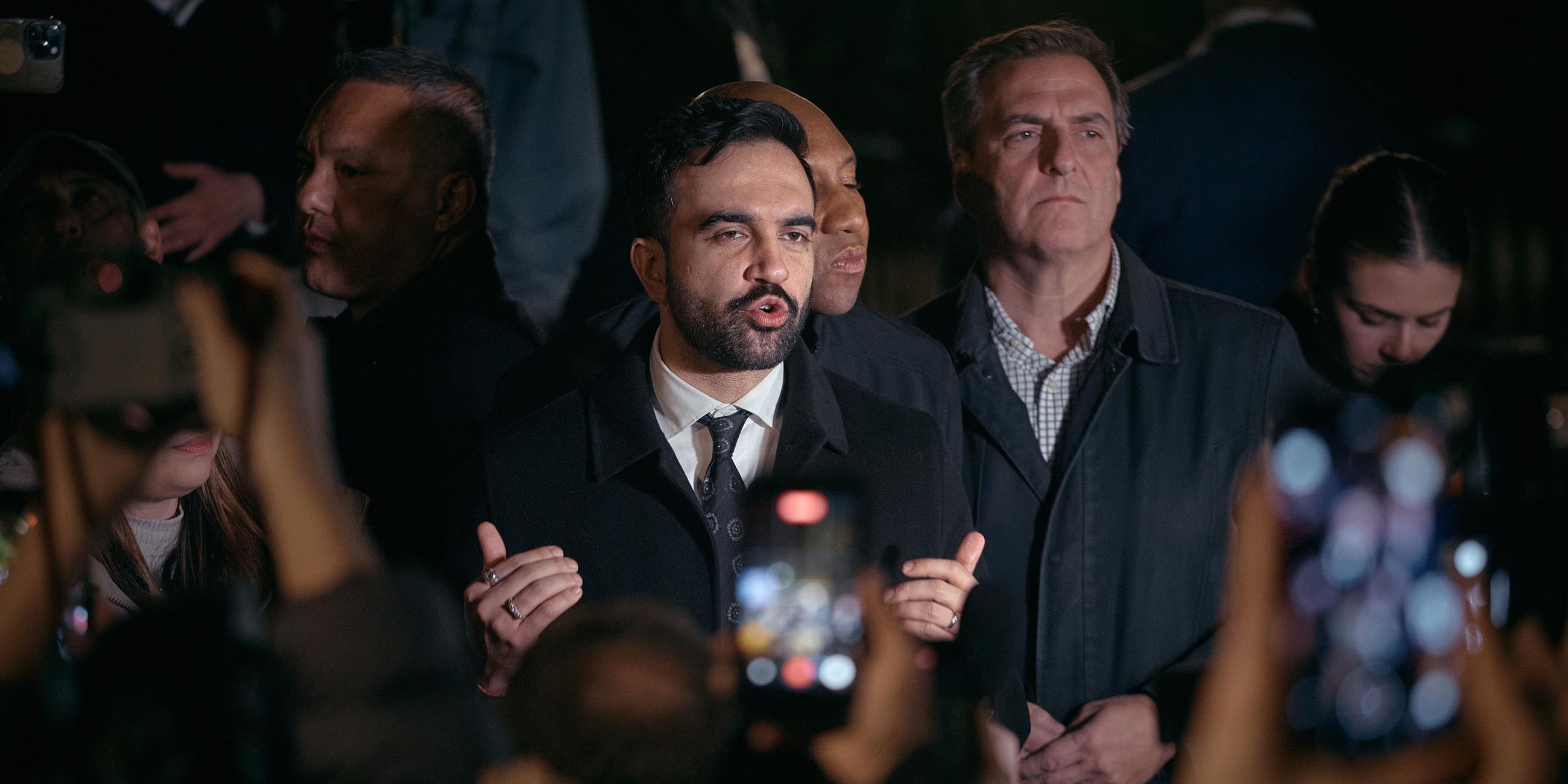 Der New Yorker Bürgermeisterkandidat Zohran Mamdani spricht auf dem Spielplatz Dutch Kills am 03.11.2025