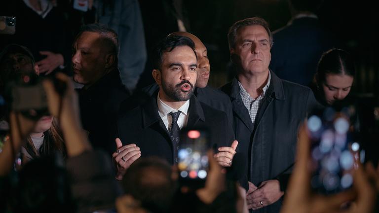 Der New Yorker Bürgermeisterkandidat Zohran Mamdani spricht auf dem Spielplatz Dutch Kills am 03.11.2025