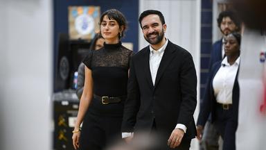 Zohran Mamdani und seine Frau auf dem Weg zur Wahl in New York am 04.11.2025