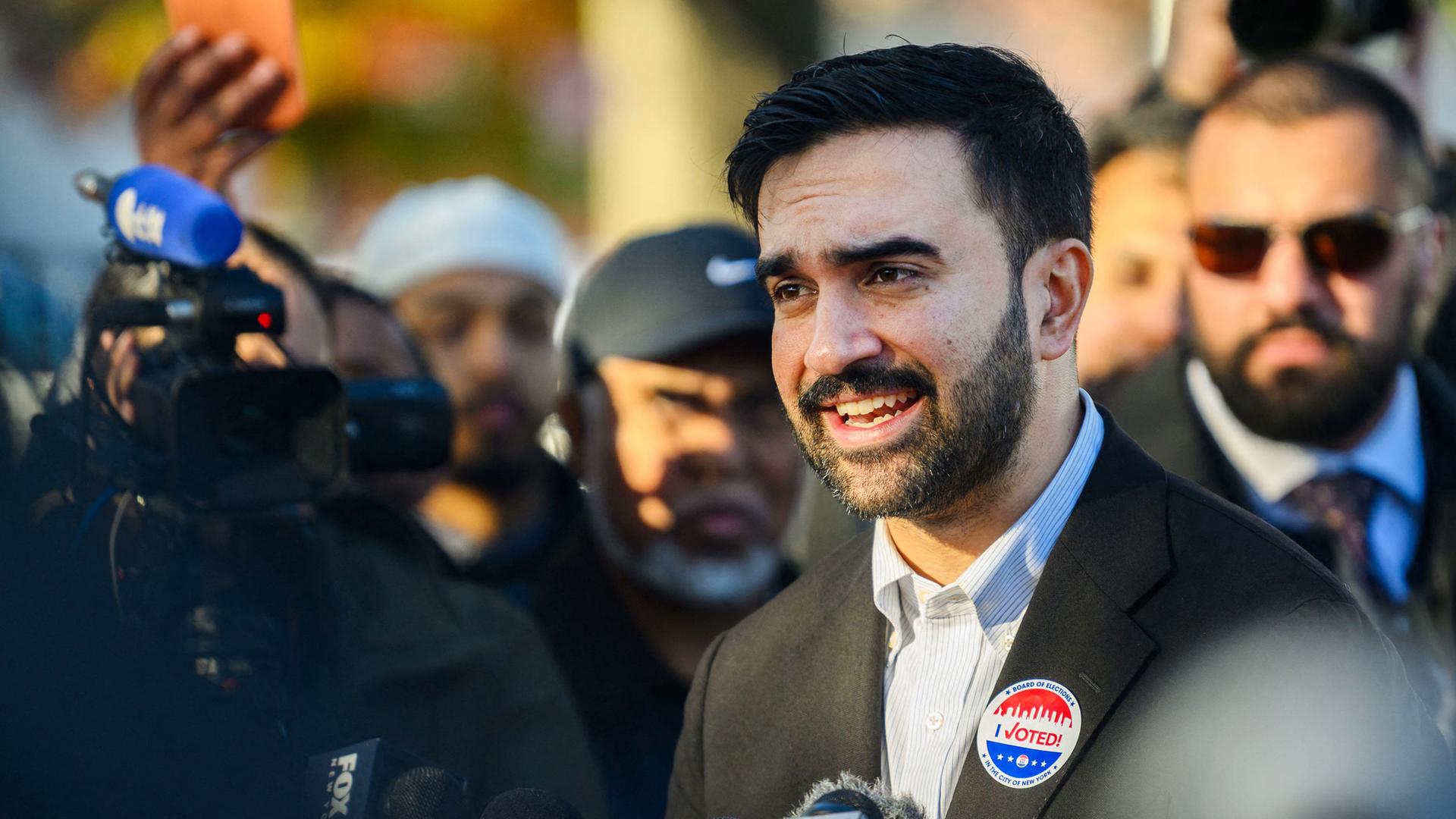 Zohran Mamdani spricht am 04.112025 nach seiner Stimmabgabe im New Yorker Stadtteil Queens