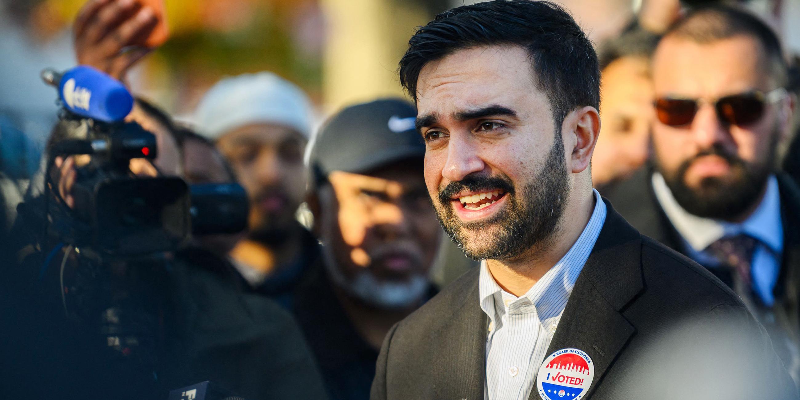 Zohran Mamdani spricht am 04.112025 nach seiner Stimmabgabe im New Yorker Stadtteil Queens
