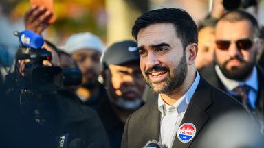 Zohran Mamdani spricht am 04.112025 nach seiner Stimmabgabe im New Yorker Stadtteil Queens