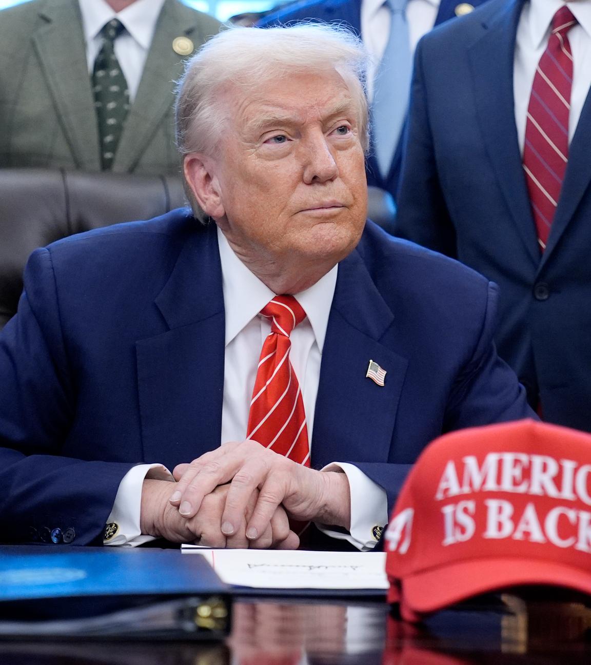 Der neueste Schritt in Trumps Zollpolitik: Der US-Präsident hat einen globalen Zollsatz von 10 Prozent angekündigt.