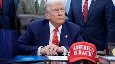 Der neueste Schritt in Trumps Zollpolitik: Der US-Präsident hat einen globalen Zollsatz von 10 Prozent angekündigt.