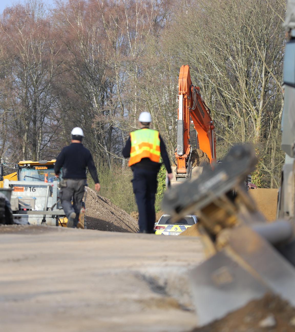 Ein Zollbeamter läuft über eine Baustelle. Auf vielen Baustellen sind an diesem Dienstag Beamte des Zolls unterwegs.