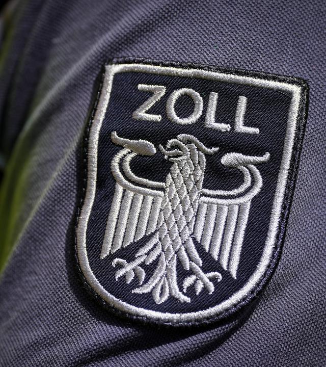 Berlin: Ein Zollbeamter steht während einer Prüfmaßnahme der Finanzkontrolle Schwarzarbeit des Zolls auf einer Baustelle.
