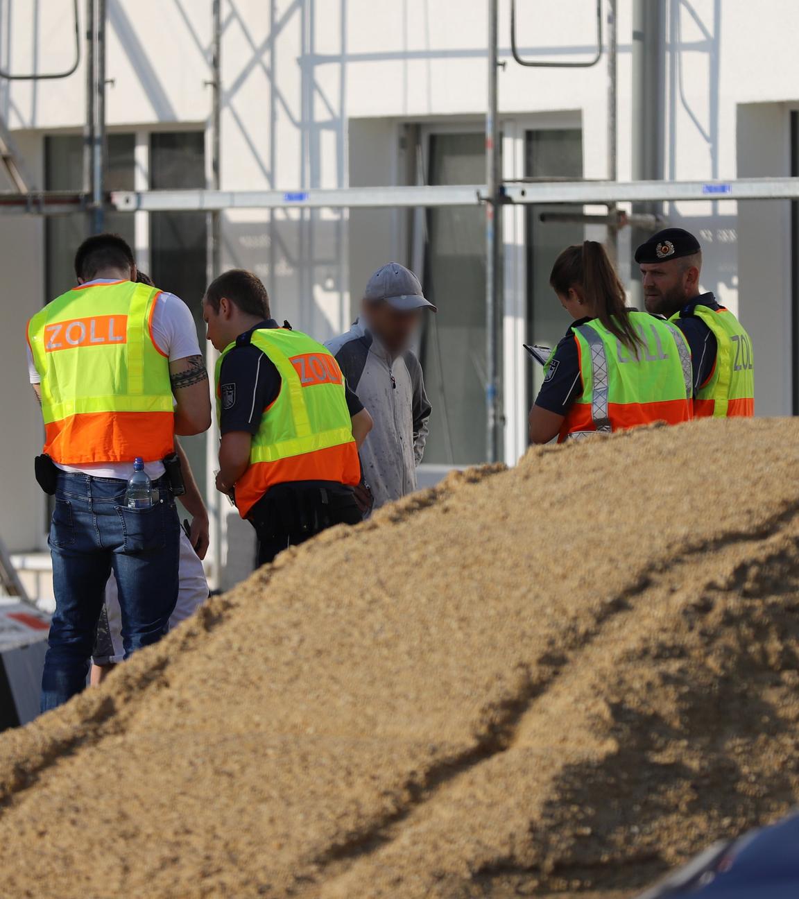 Bornheim: Ein Mitarbeiter des Zoll läuft auf einer Baustelle. Der Zoll hat der Baubranche in einer bundesweiten Razzia wegen Schwarzarbeit auf den Zahn gefühlt.