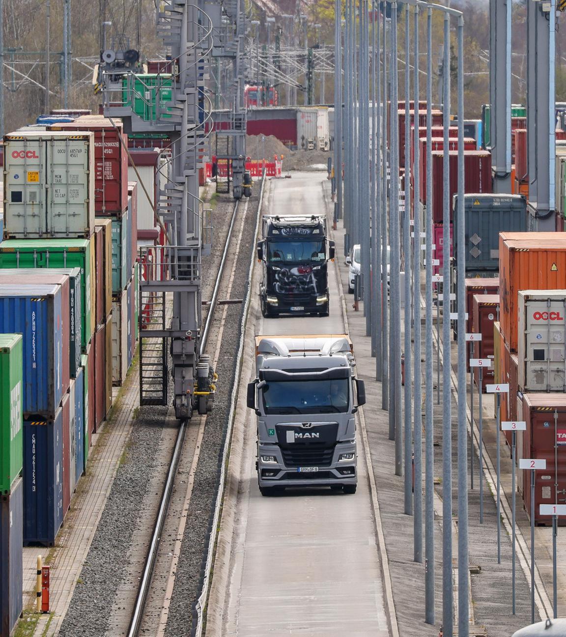 Lkw mit Containern fahren zum Be- und Entladen durch das DUSS-Terminal Leipzig-Wahren. (Archiv)