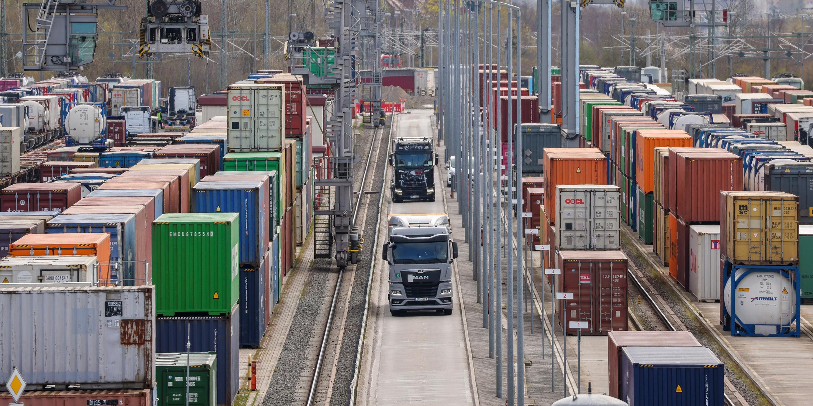 Lkw mit Containern fahren zum Be- und Entladen durch das DUSS-Terminal Leipzig-Wahren. (Archiv)