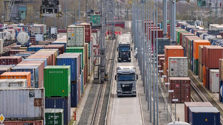 Lkw mit Containern fahren zum Be- und Entladen durch das DUSS-Terminal Leipzig-Wahren. (Archiv)