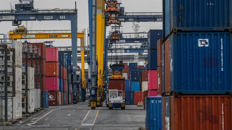 Schiffscontainer gestapelt, grauer Himmel