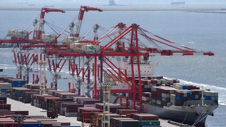 Ein Frachtschiff am internationalen Frachtterminal im Hafen von Tokio, aufgenommen am 09.04.2025