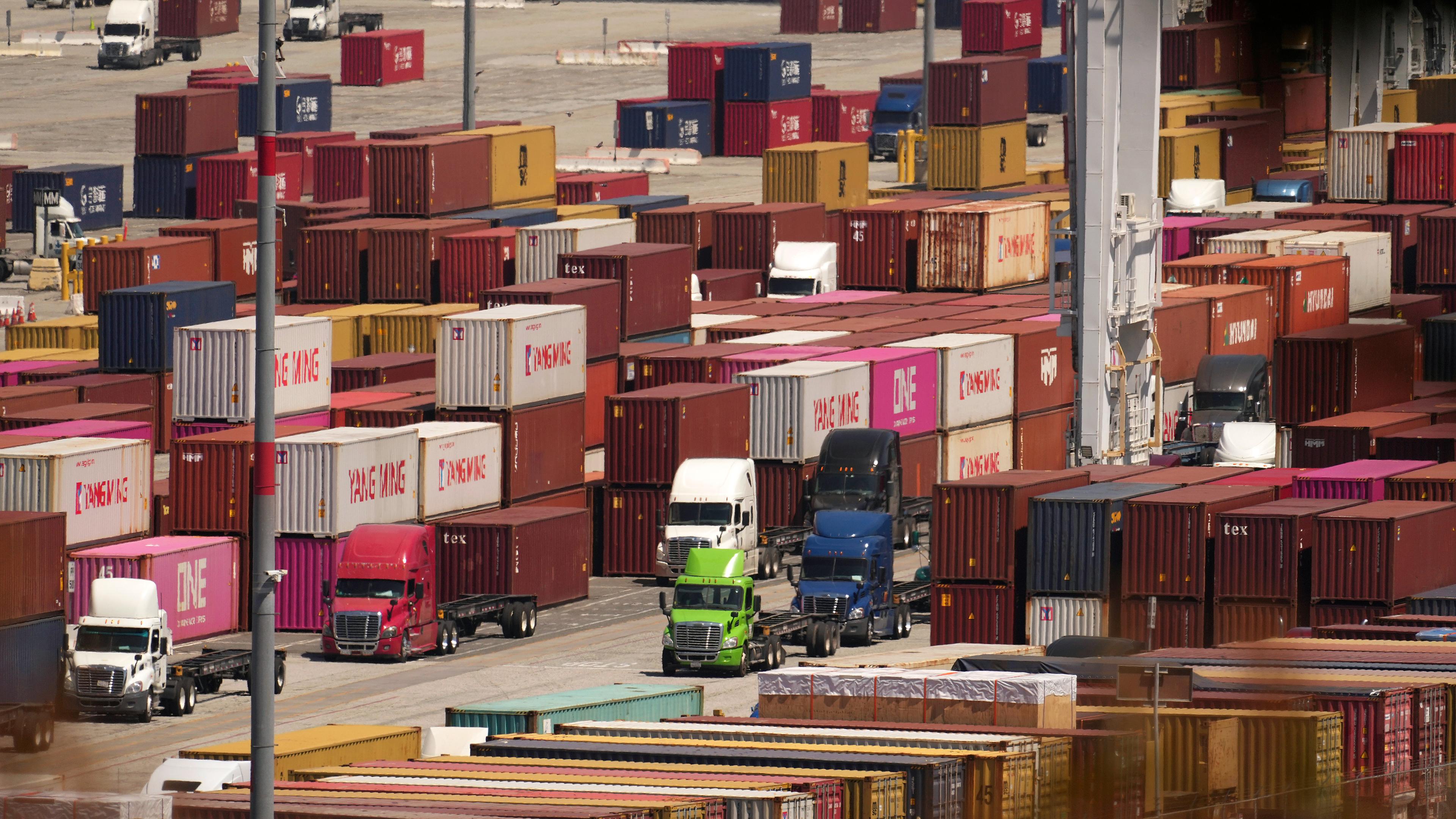 Lastwagen im Hafen von Los Angeles (USA), aufgenommen am 09.04.2025