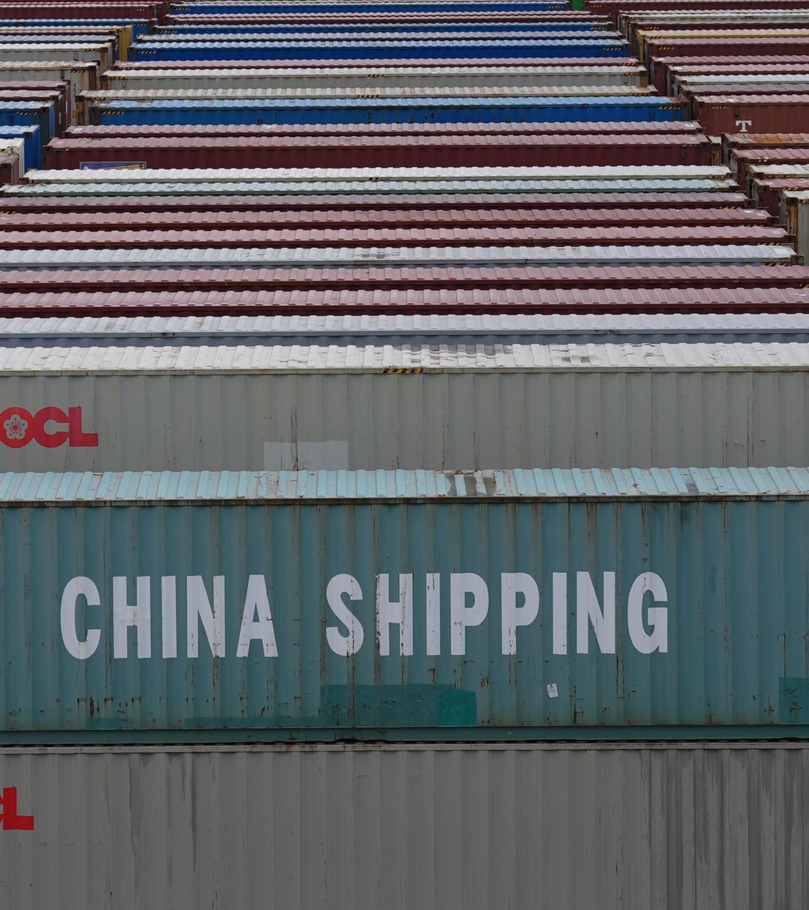 Unzählige Container stehen auf dem Container Terminal Tollerort im Hamburger Hafen.