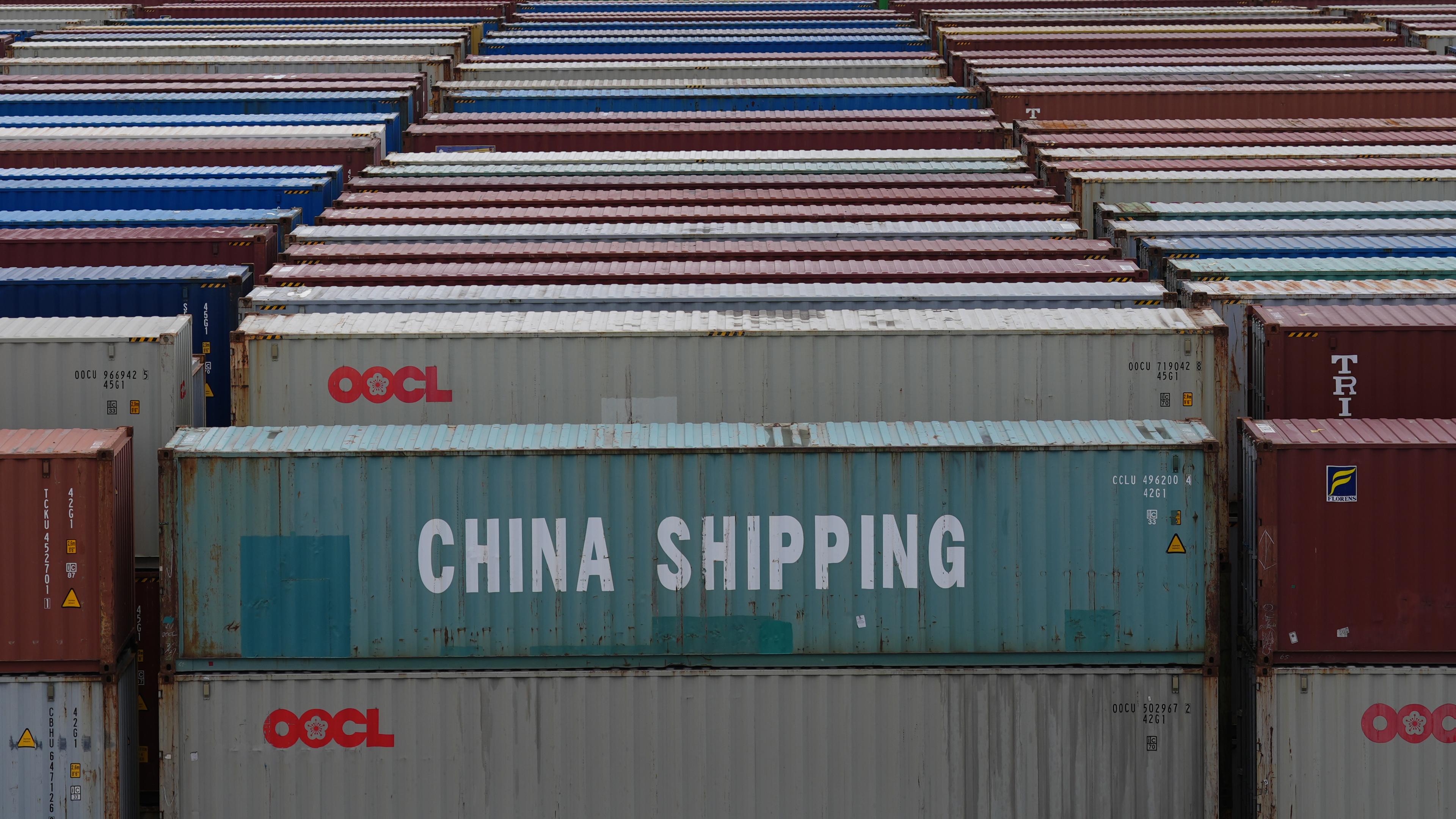 Unzählige Container stehen auf dem Container Terminal Tollerort im Hamburger Hafen.