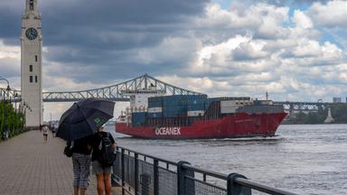 Ein Containerschiff fährt im Hafen am Sankt-Lorenz-Strom.