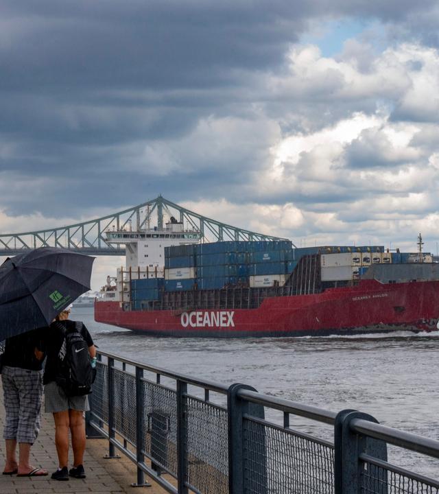 Ein Containerschiff fährt im Hafen am Sankt-Lorenz-Strom.
