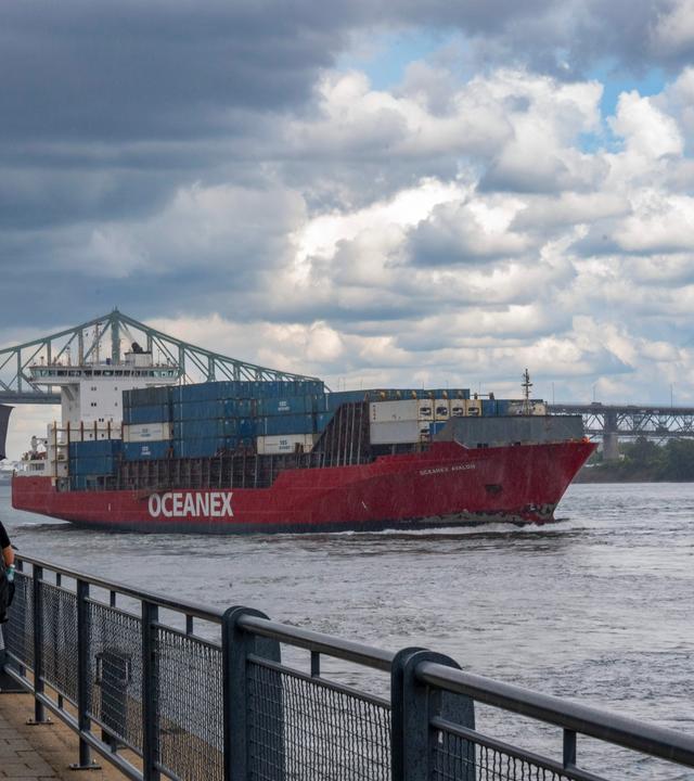 Ein Containerschiff fährt im Hafen am Sankt-Lorenz-Strom