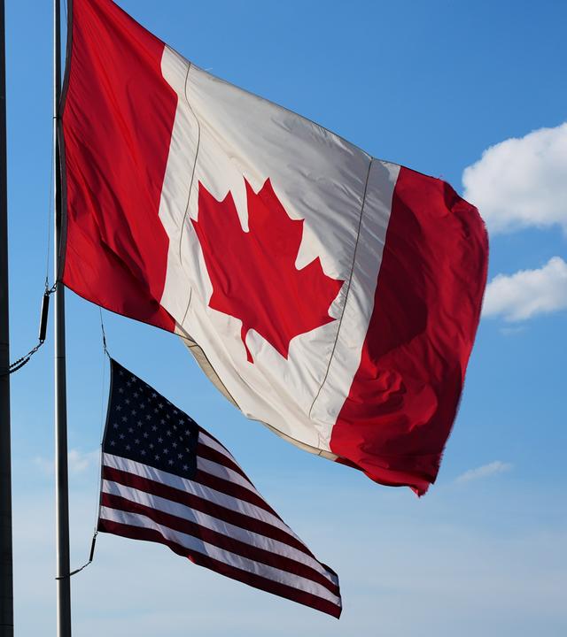 Nationalflaggen Kanadas und der USA wehen im Wind