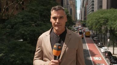 ZDF-Korrespondent Armin Coerper in New York bei Tageslicht. Im Hintergrund sieht man eine befahrene Straße