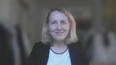 Ökonomin Claudia Schmucker. Der Hintergrund ist digital unkenntlich verschwommen worden.