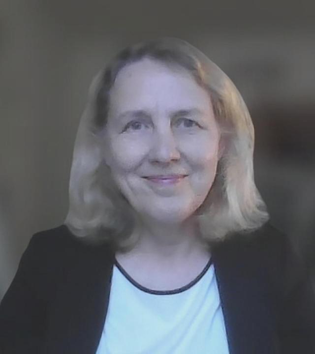 Ökonomin Claudia Schmucker. Der Hintergrund ist digital unkenntlich verschwommen worden.