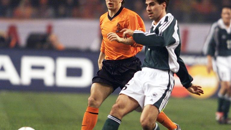 Zoltan Sebescen passt im Länderspiel gegen die Niederlande den Ball.