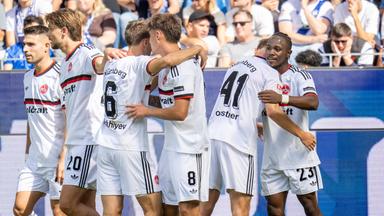 Nürnbergs Offensivspieler Mohamed Alì Zoma jubelt zusammen mit seinen Teamkollegen nach seinem Treffer zum 1:0 gegen den Karlsruher SC